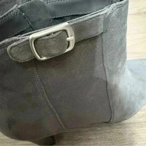 Isaac Mizrahi Ankle Boot Womens Size 8.5 US Gray Faux Suede Bootie Size Zip - Picture 3 of 8